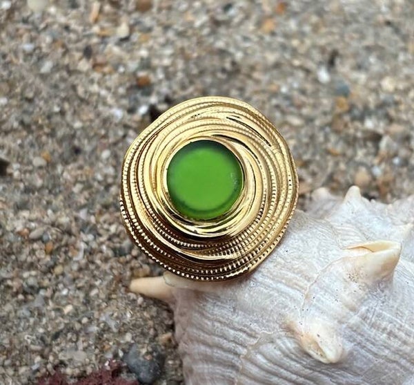 Goud kleurige ring met groen zeeglas (70)