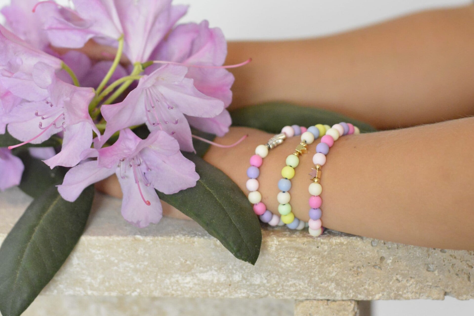 Kinderarmband mit bunten Acrylperlen