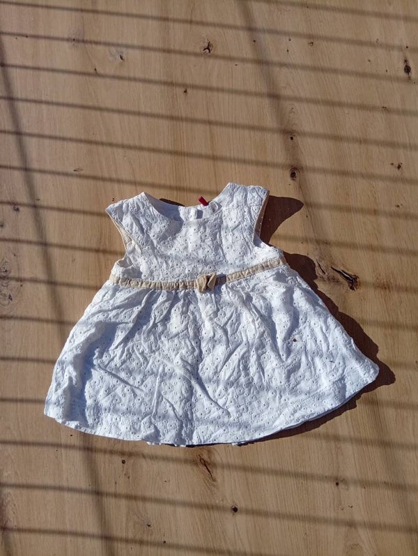 Robe blanche broderie 6-9 mois