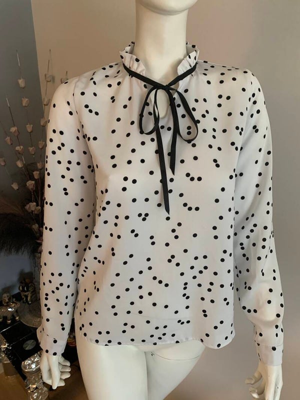 Pen bluse med svarte prikker