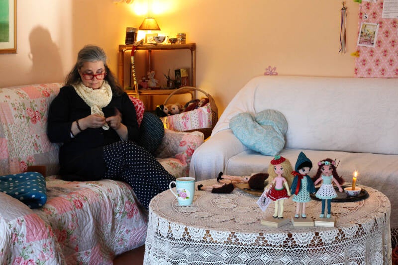 Alenka Kranjac v svojem domačem studiu kvačka lutke. 