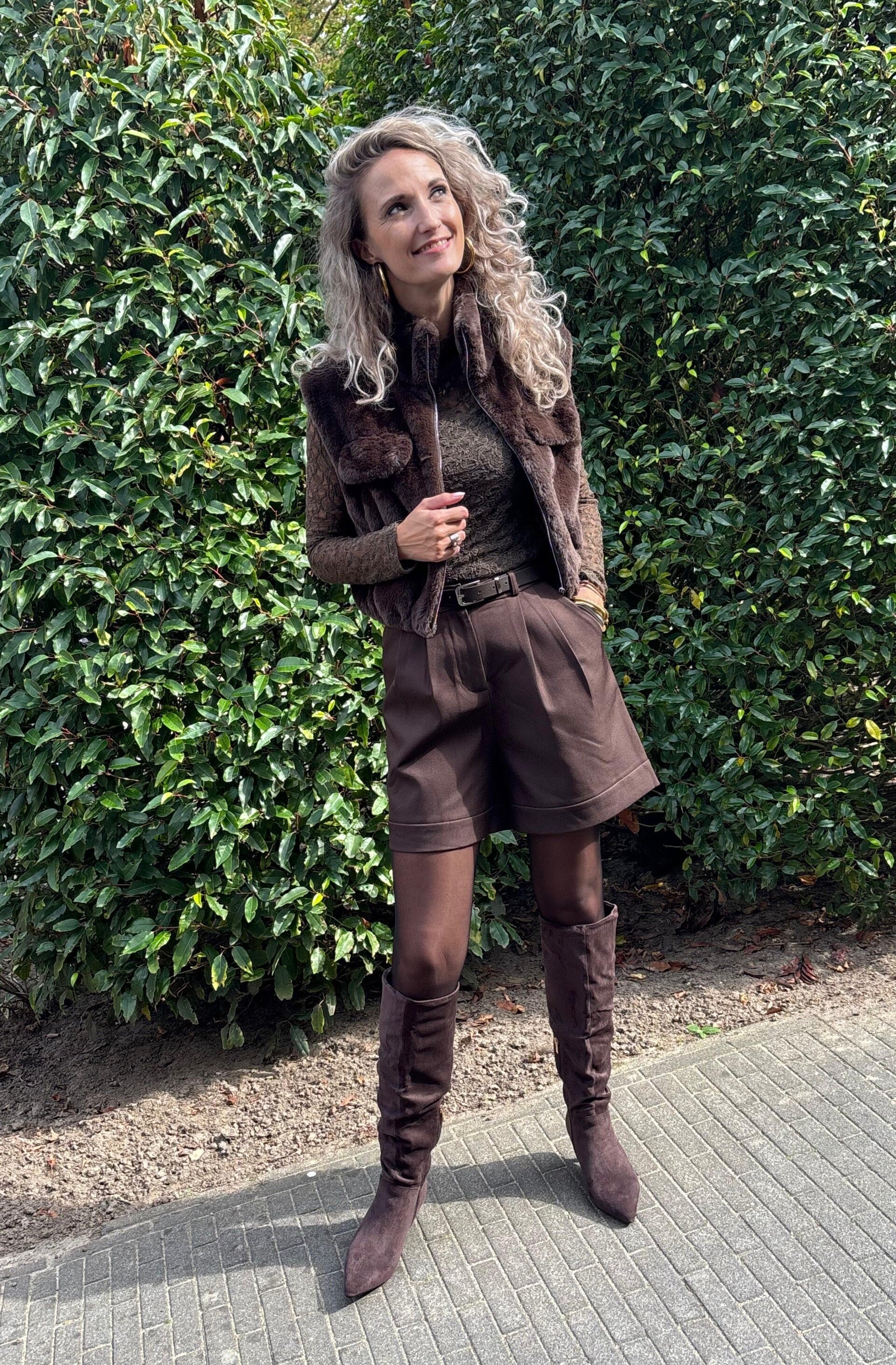 Short bruin met riem PC127