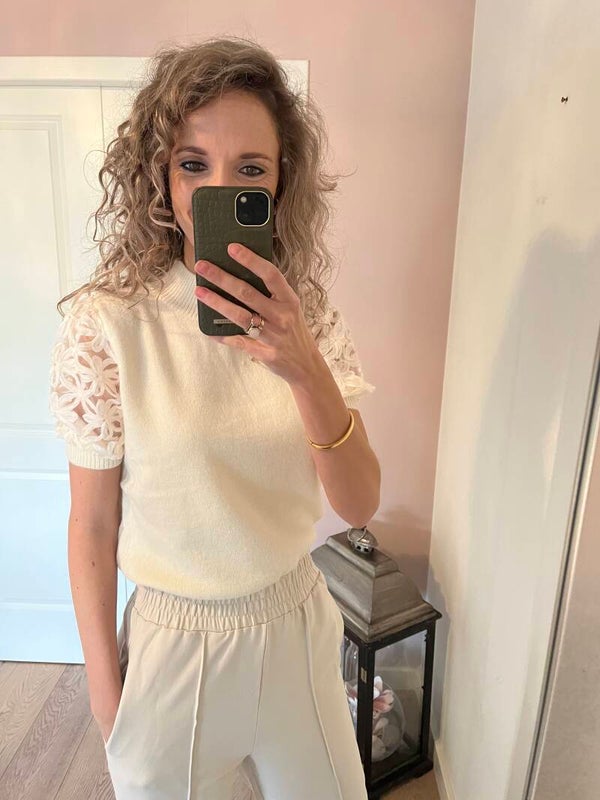 Top off white bloem mouw