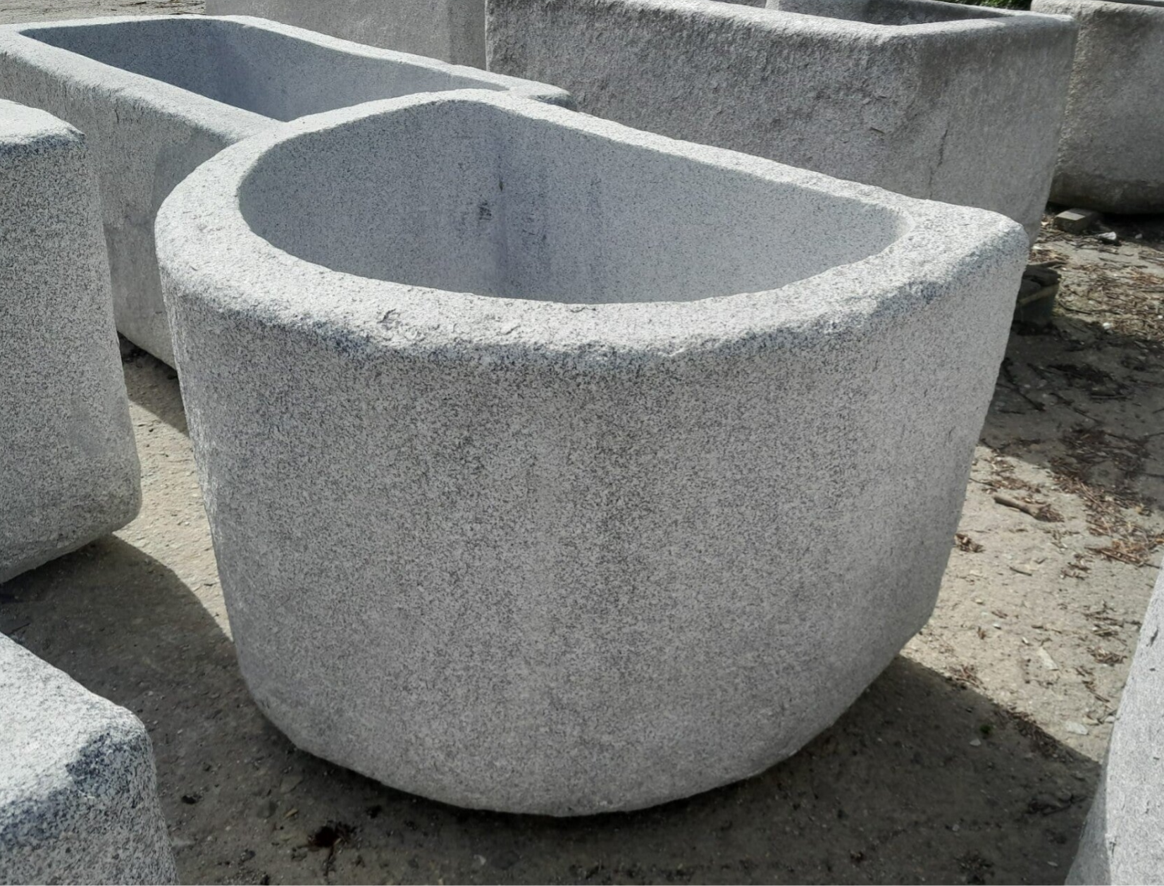 Granitbrunnen, halbrund, 91*77*60