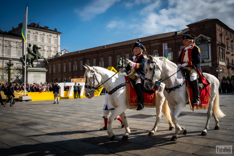 250° della Guardia di Finanza,  rievocatore Re Vittorio Amedeo III in Piazza Castello a Torino 