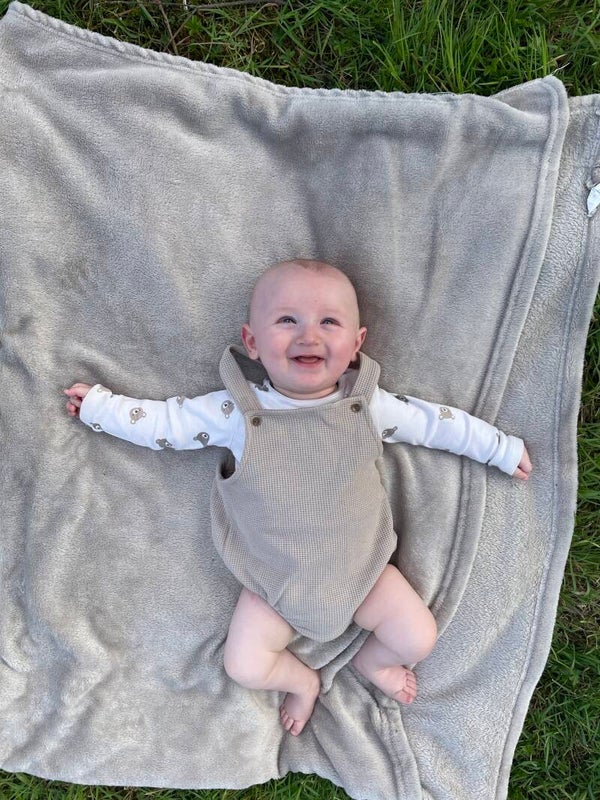 Salopette bébé beige en piqué gaufré