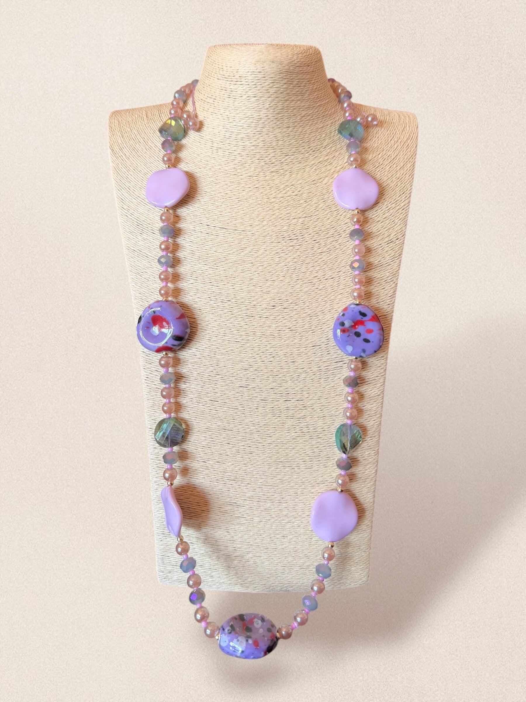 Lunga collana con pietre in ceramica e vetro
