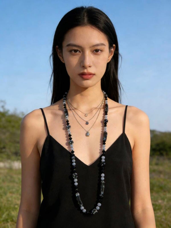 Collana lunga con pietre e cristalli