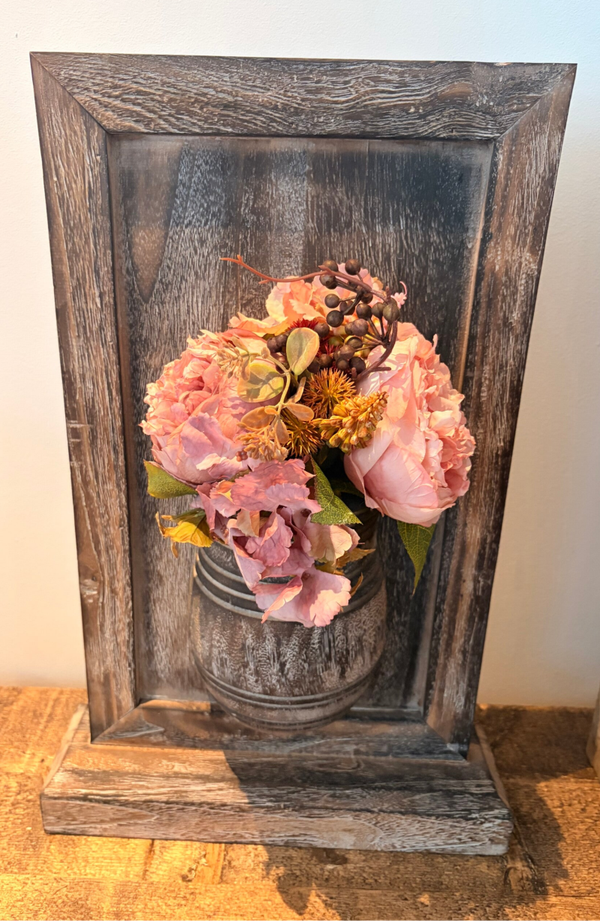 Bord met Nepalese pot met bloemen