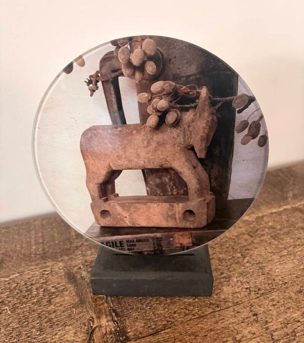 Glasplaatje met houten paardje