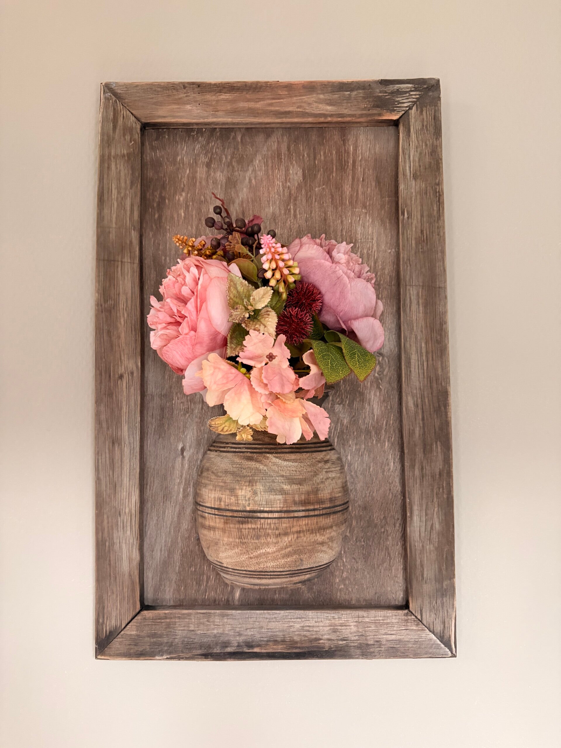 Wandpaneel met Nepalese pot en bloemen.