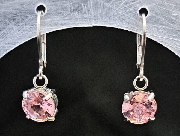 Oorbellen met roze zirkonia steentje.