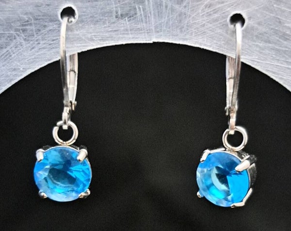 Oorbellen met licht blauw zirkonia steentje.