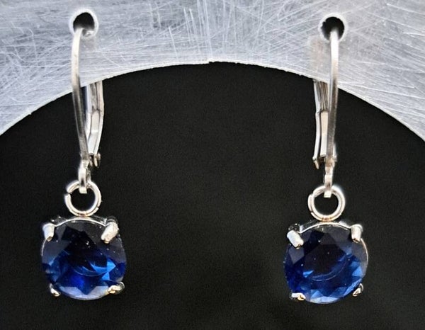 Oorbellen met donker blauw zirkonia steentje.