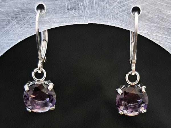 Oorbellen met violette zirkonia steentje.