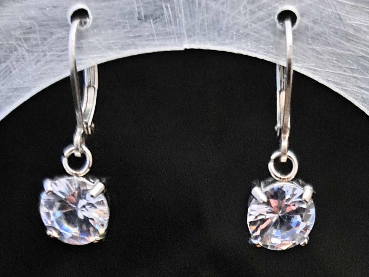 Oorbellen met helder zirkonia steentje.