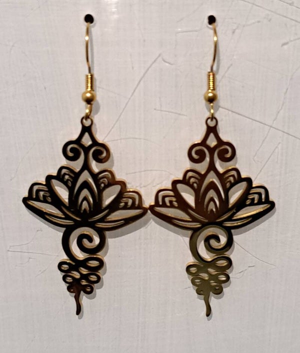 Elegante goudkleurige oorbellen met Lotusbloem & Unalome.