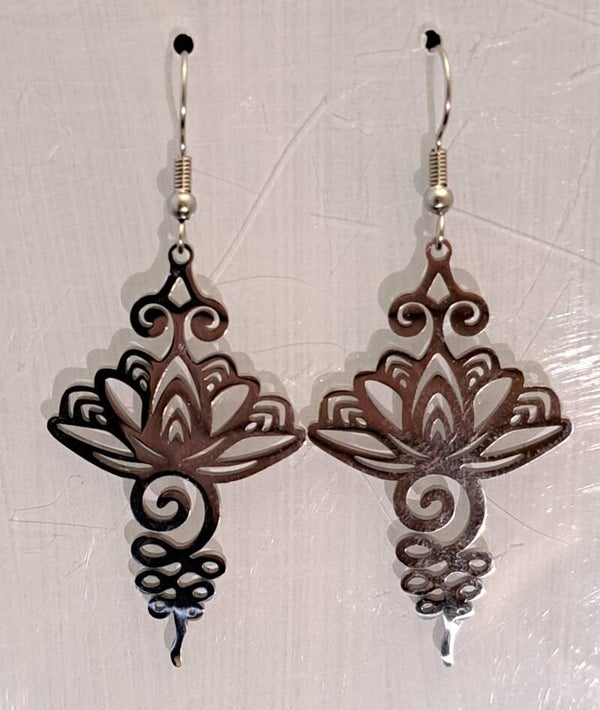 Elegante zilverkleurige oorbellen met Lotusbloem & Unalome.