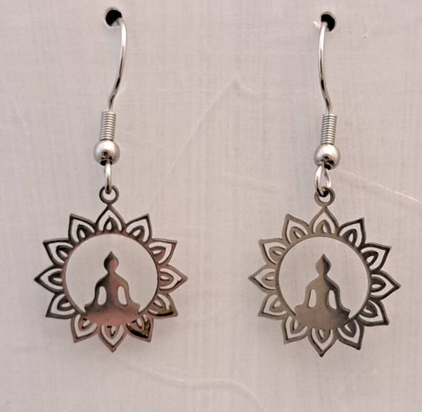 Elegante zilverkleurige oorbellen met met Boeddha in een mandala.