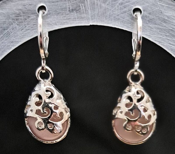 Boho kristal oorbellen met zacht roze steentje.