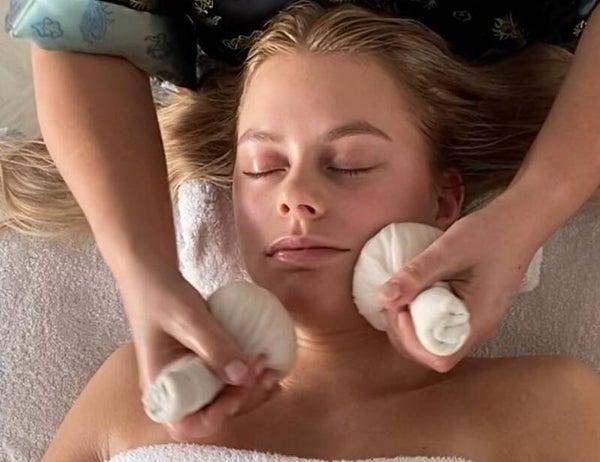 Thaise kruidenstempel gezichtsmassage. - 30 minuten
