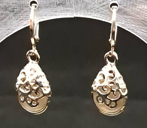 Boho kristal oorbellen met parelmoer steentjes.