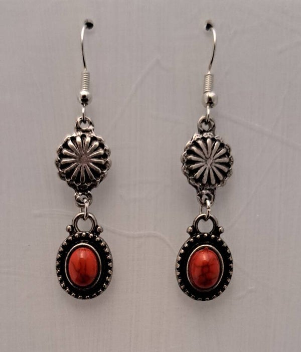 Zilverkleurige bohemian vintage oorbellen met synthetisch rode steen.