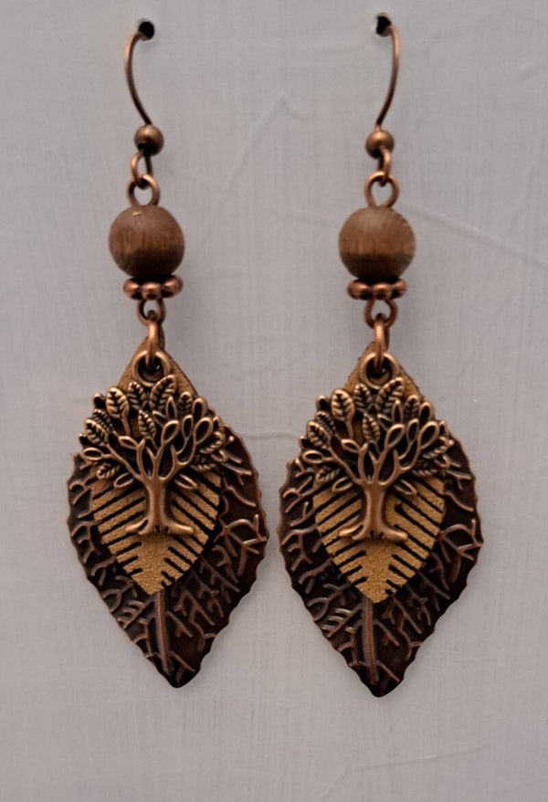 Bohemian oorbellen met brons kleurige blad, leren veertje en tree of life bedeltje.