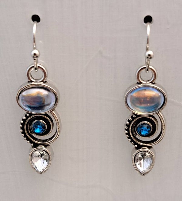 Boho kristal oorbellen met parelmoer, donker blauwe (zirkonia) en heldere steentjes.