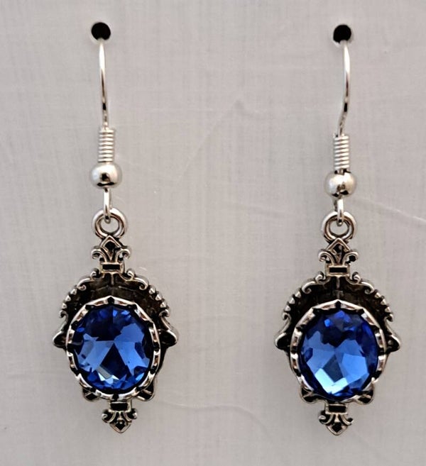 Boho kristal oorbellen met donker blauwe zirkonia stenen.