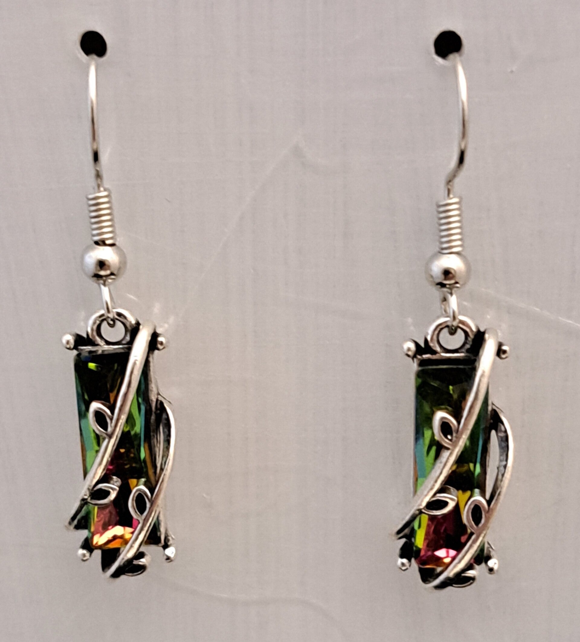 Boho kristal oorbellen met rode parelmoer steentjes.