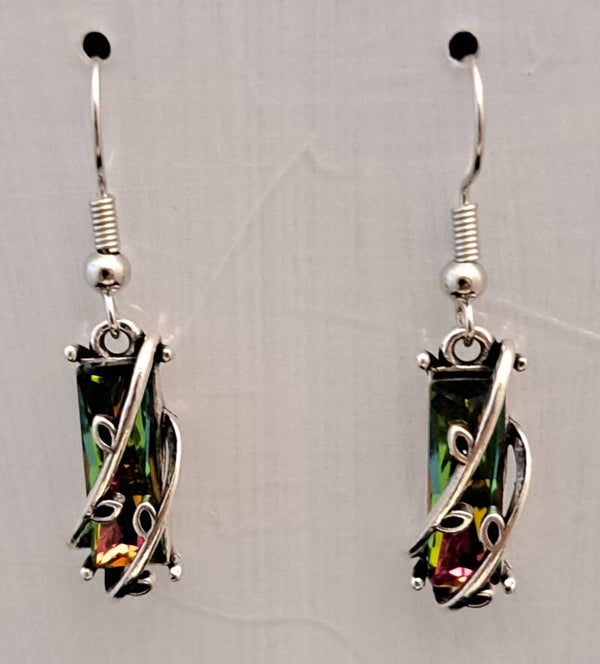 Boho kristal oorbellen met rode parelmoer steentjes.