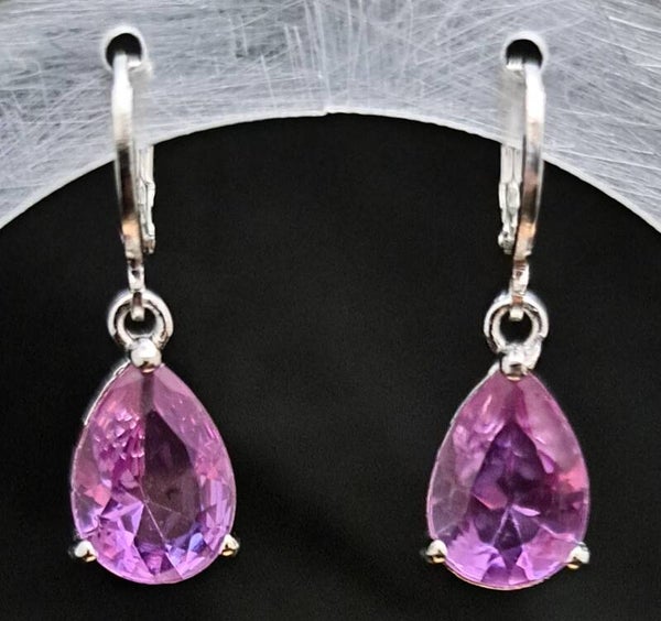 Boho kristal oorbellen met heldere violette steentjes.