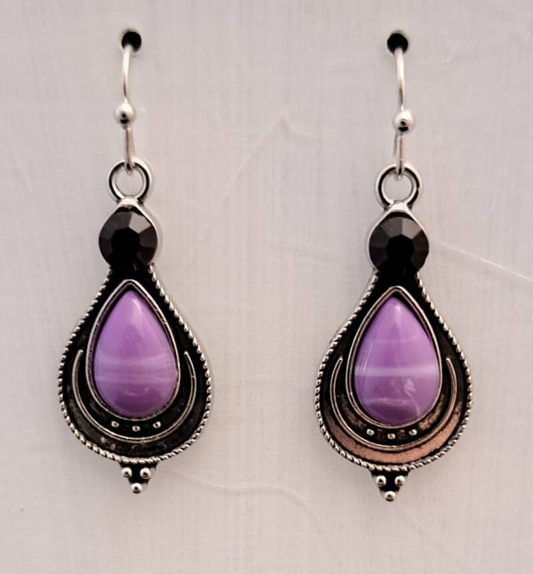 Boho kristal oorbellen druppel met paarse en rode steentjes.