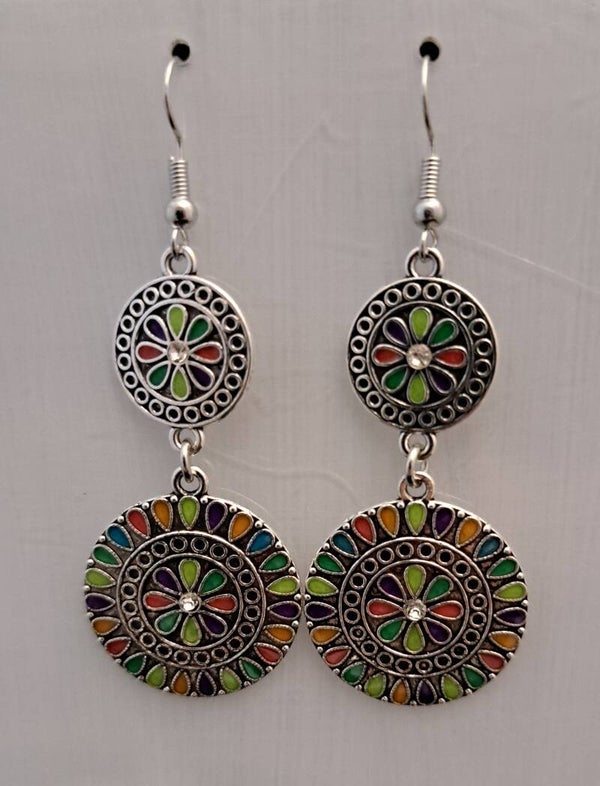 Boho oorbellen in de vorm van een grote en een kleine gekleurde mandala en heldere zirkonia steentjes.