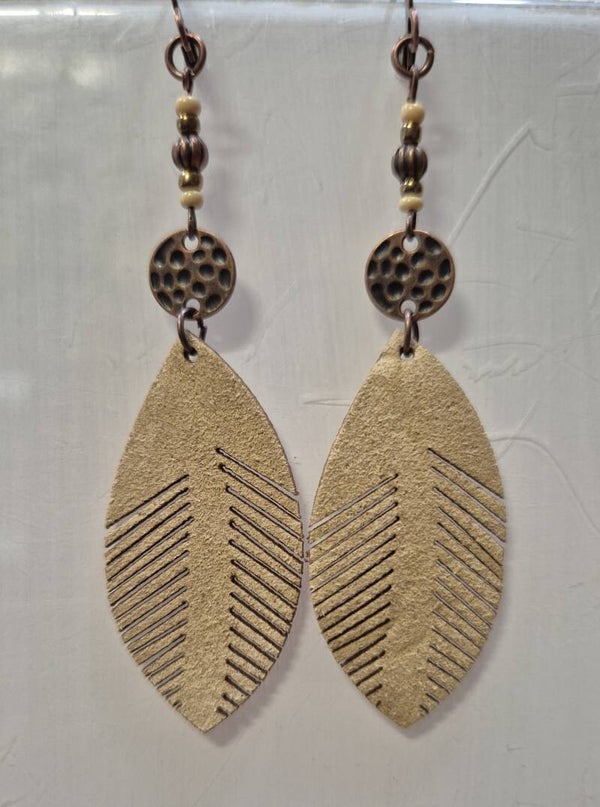 Antiek brons kleurige boho oorbellen met een leren veer.