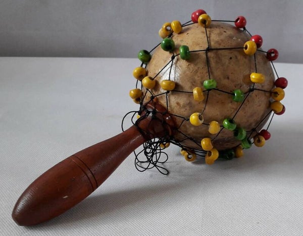 Shekere met lichte kalebas.