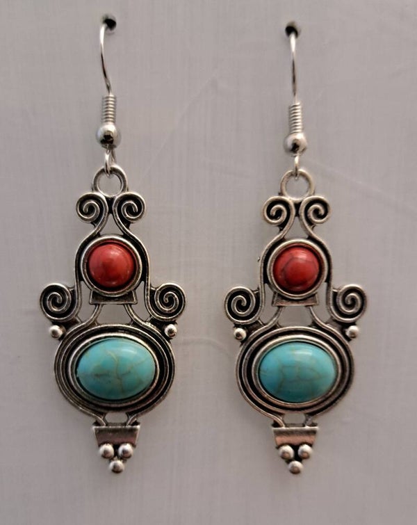 Binaurale boho oorbellen met synthetisch turquoise en koraal steentjes.