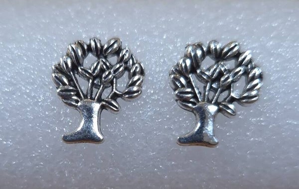 Zilverkleurige oorknopjes in de vorm van de tree of life.