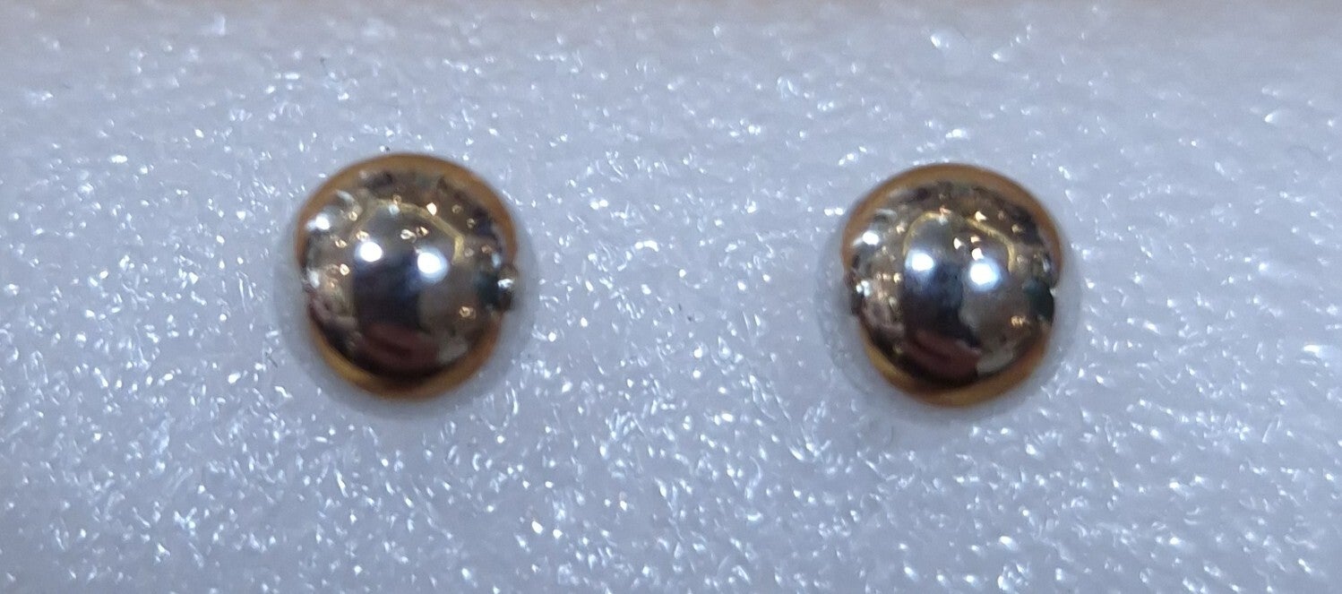 Zilverkleurige ronde oorknopjes.