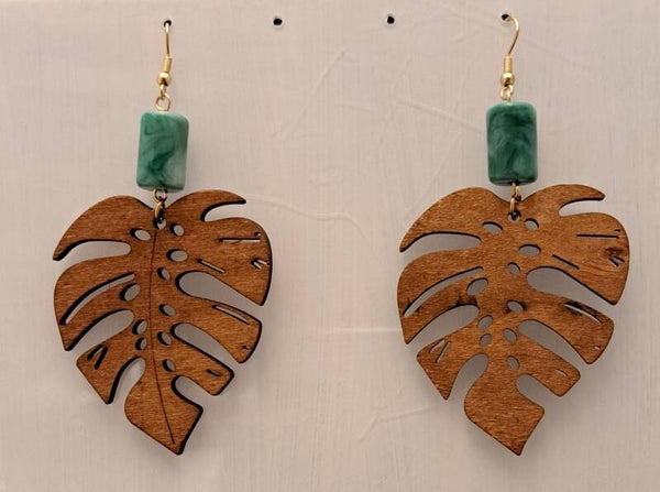 Houten boho oorbellen in de vorm van een monstera blad.