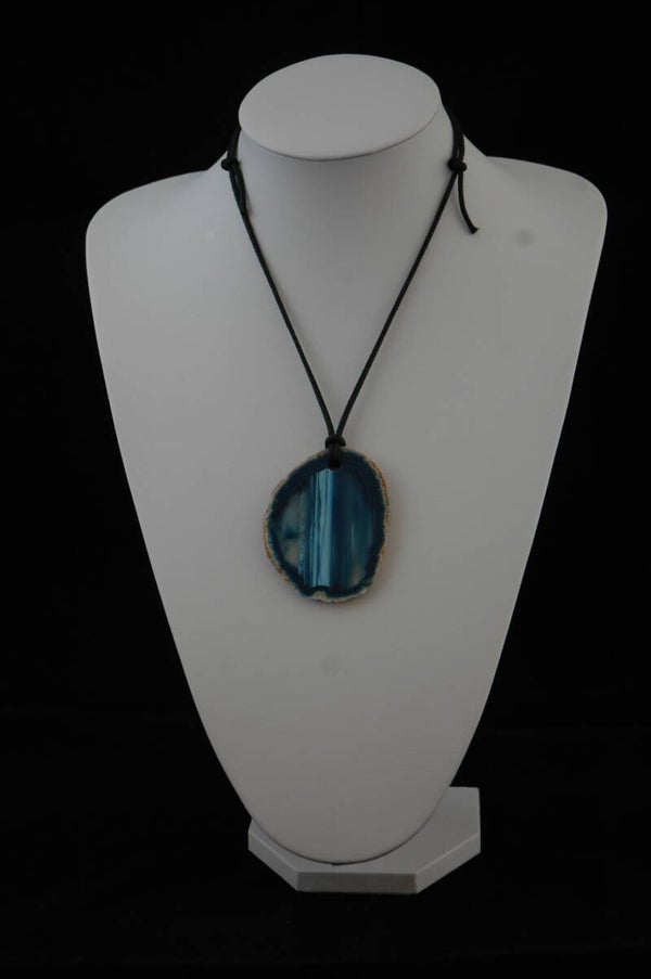 Blauwe Agaatschijf aan waskoord. 3