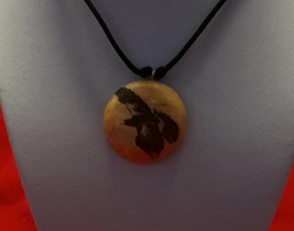 Wanchako Palo Santo ketting met een ronde hanger. (Harris Hawk)