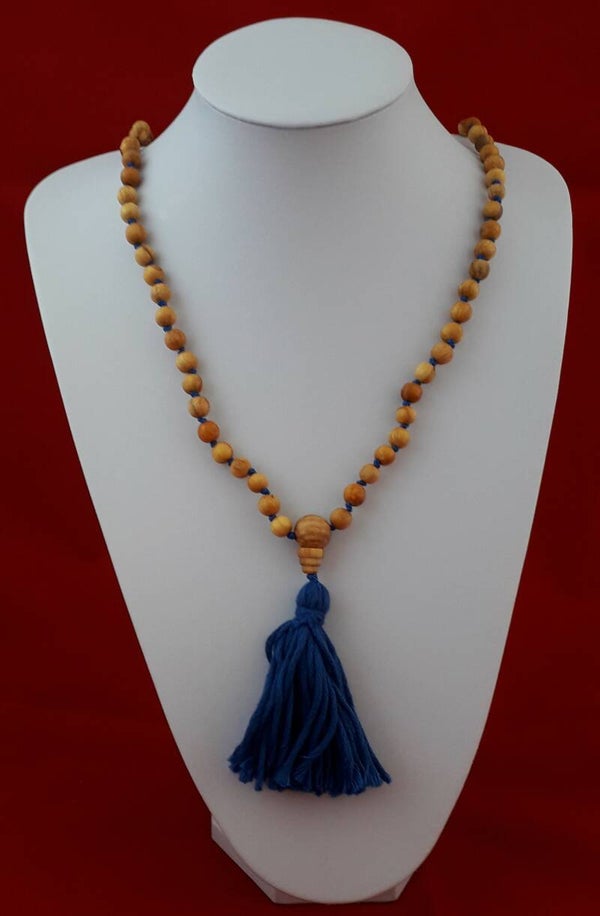 Geknoopte Mala van Palo Santo kralen en Guru kraal met blauwe kwast.