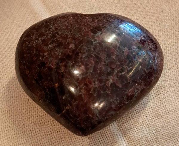 Edelsteen hart - Granaat in Matrix.