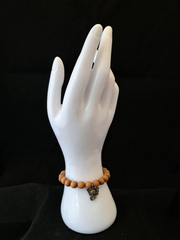 Elastische armband van sandelhout met Ganesha.