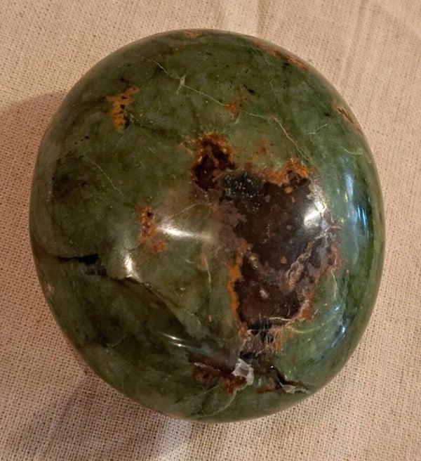 Chrysopraas. (Grote trommelsteen)