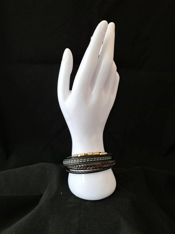 Leren armband met Gouden kraaltjes.