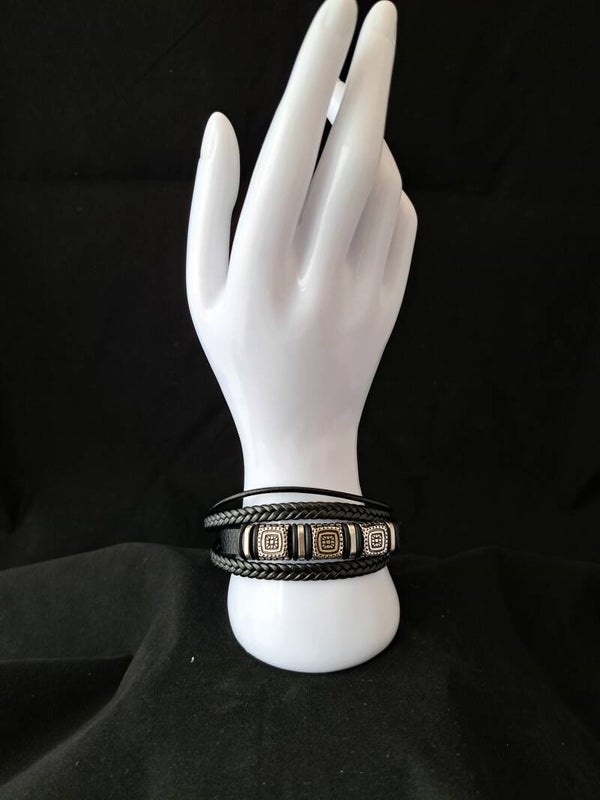 Leren armband met Grote zilveren platte kralen.