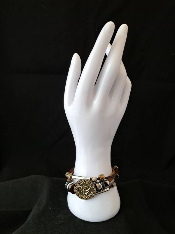 Leren armband met Keltisch Triquetra symbool.